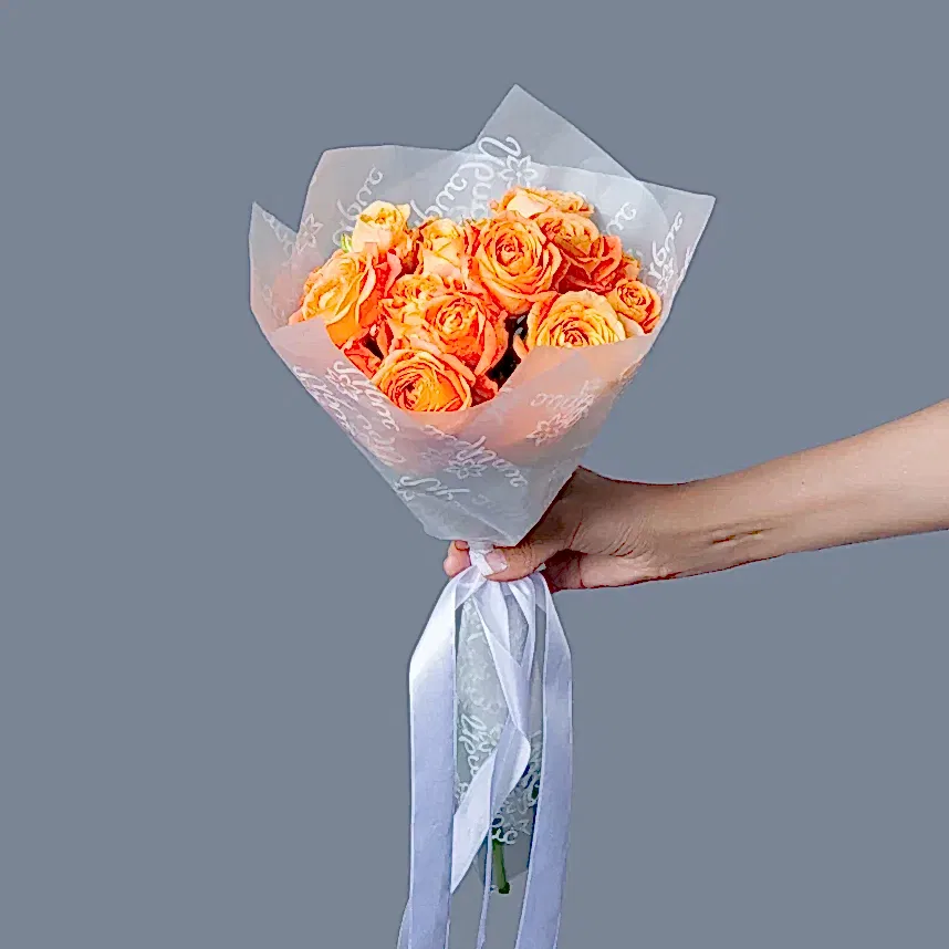 монобукет 5 кустовых роз "apricot lace"  в белой упаковке 
