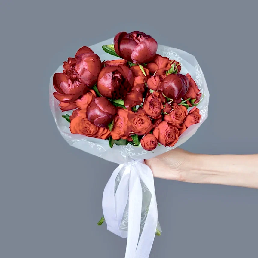 букет из 5 пионов red charm и роз в упаковке 