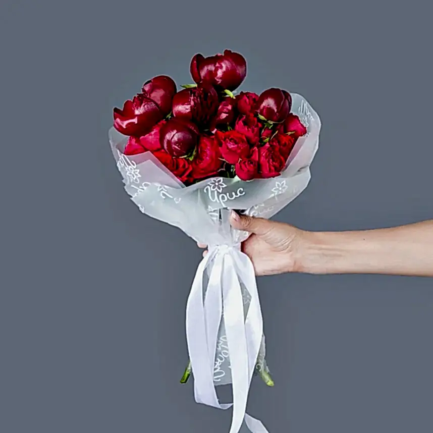 букет из 5 пионов red charm и роз в упаковке 