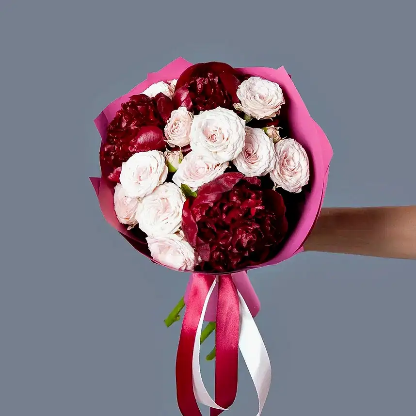 букет из 3 пионов red charm и роз в упаковке 