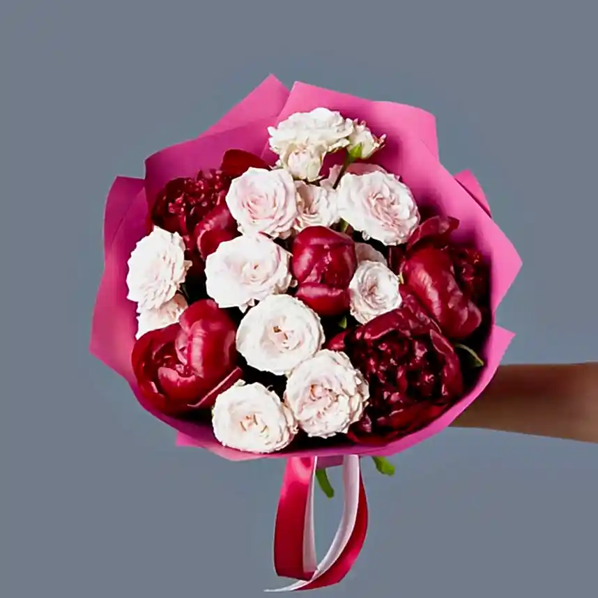 букет из 5 пионов red charm и роз в упаковке 
