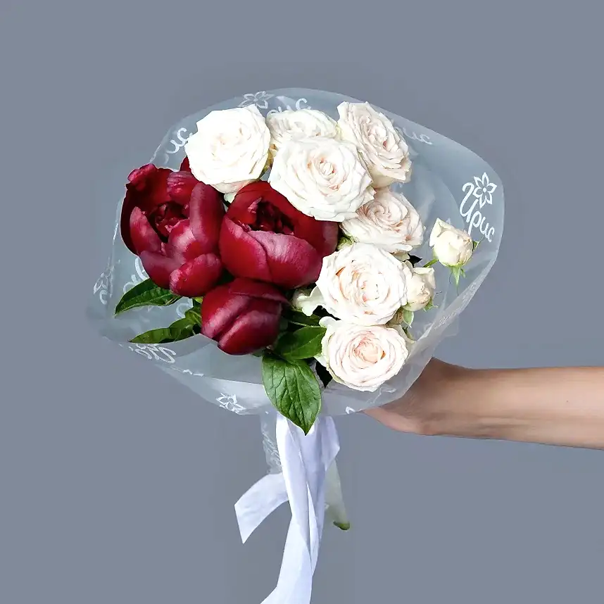 букет из 3 пионов red charm и роз в упаковке 