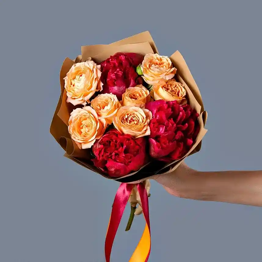 букет из 3 пионов red charm и роз в упаковке 